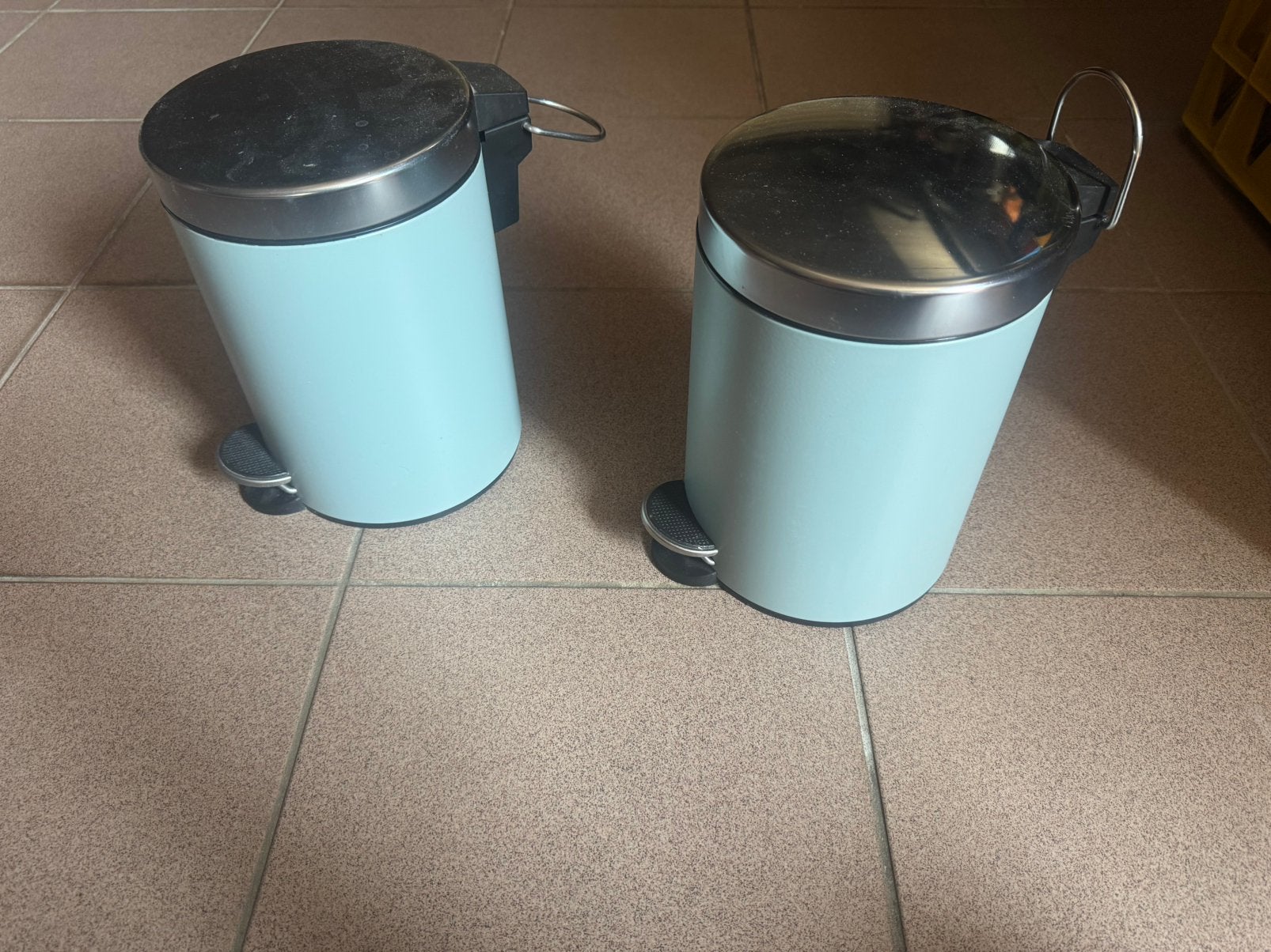 2 vuilbakjes 3L, Ophalen, Zo goed als nieuw