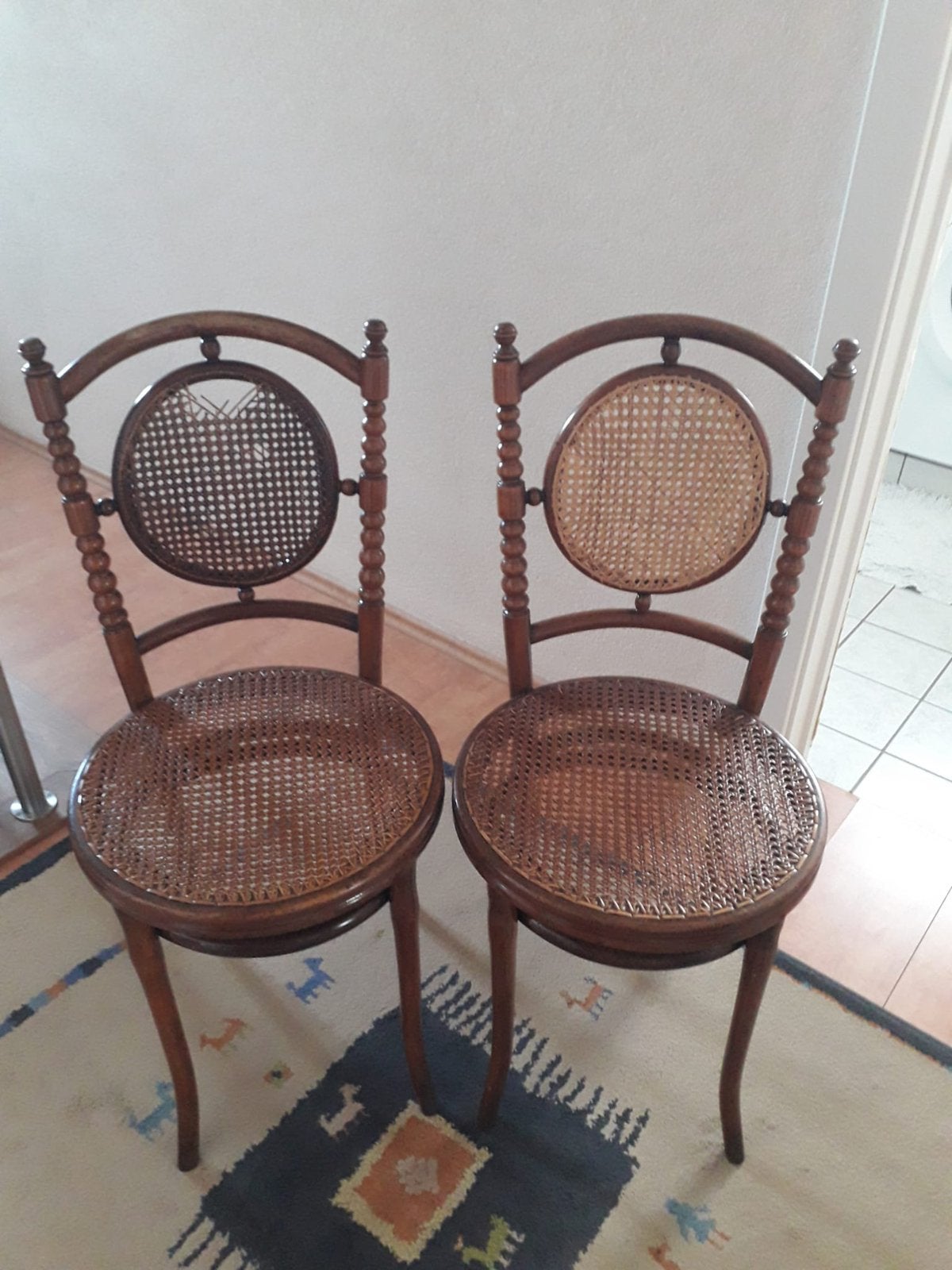 4 houten stoelen te koop (+2 gratis met beschadigingen), Ophalen