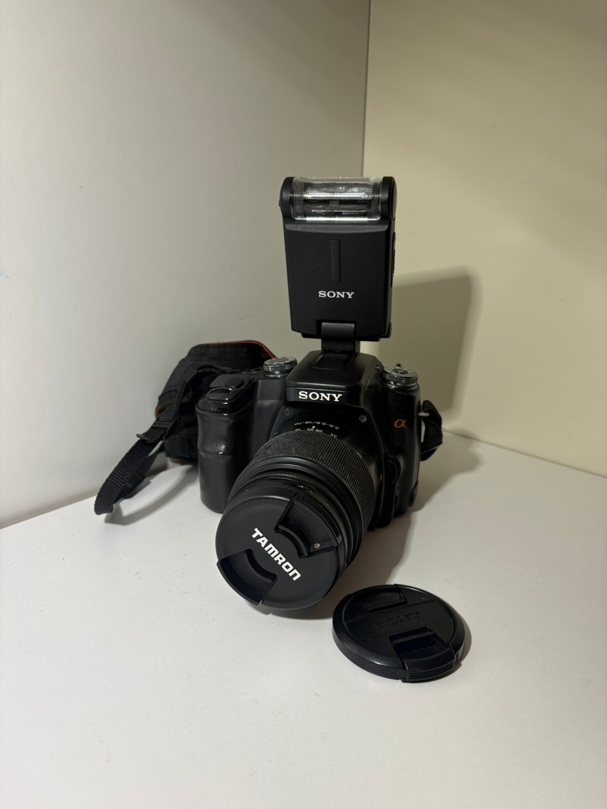 Appareil photo Sony Alpha DSLR-A100 objectif 18-70mm flash, Enlèvement, Comme neuf, Sangle de transport, Sony
