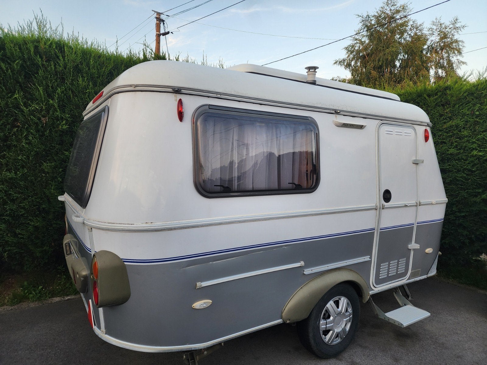 Eriba Familia 310 GT 2004 — 3 slaapkamers, Caravans en Kamperen, Caravans, Omvormbare zithoek, Particulier, Voortentlamp, Eriba