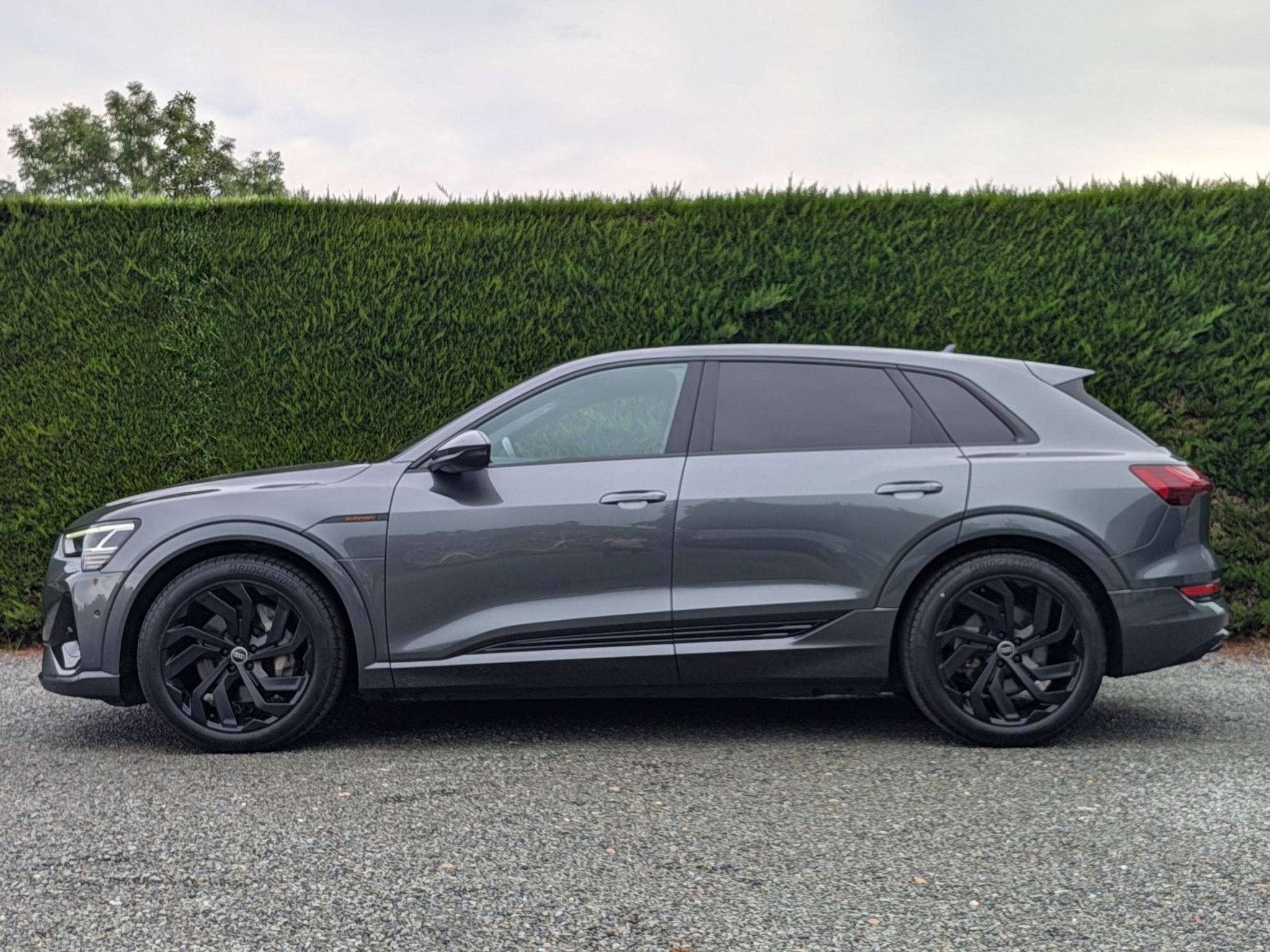 Audi Q8 e-tron (Q8) S-line - camera - trekhaak - zwarte dakh, Auto's, Audi, Automaat, Stof, Gebruikt, Zwart