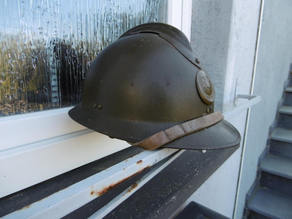 Adrian WWII-helm + medaille., Verzamelen, Militaria | Tweede Wereldoorlog, Ophalen of Verzenden, Landmacht, Helm of Baret
