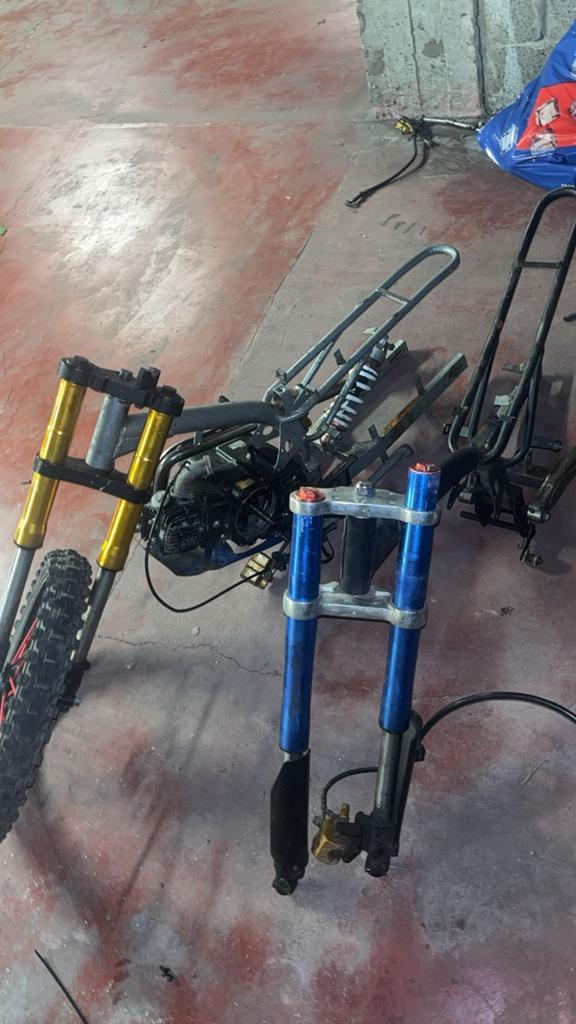 Dirt bike pour piece ou a redemarer a vendre ou echanger, Fietsen en Brommers, Brommers | Tomos, Ophalen, Zo goed als nieuw