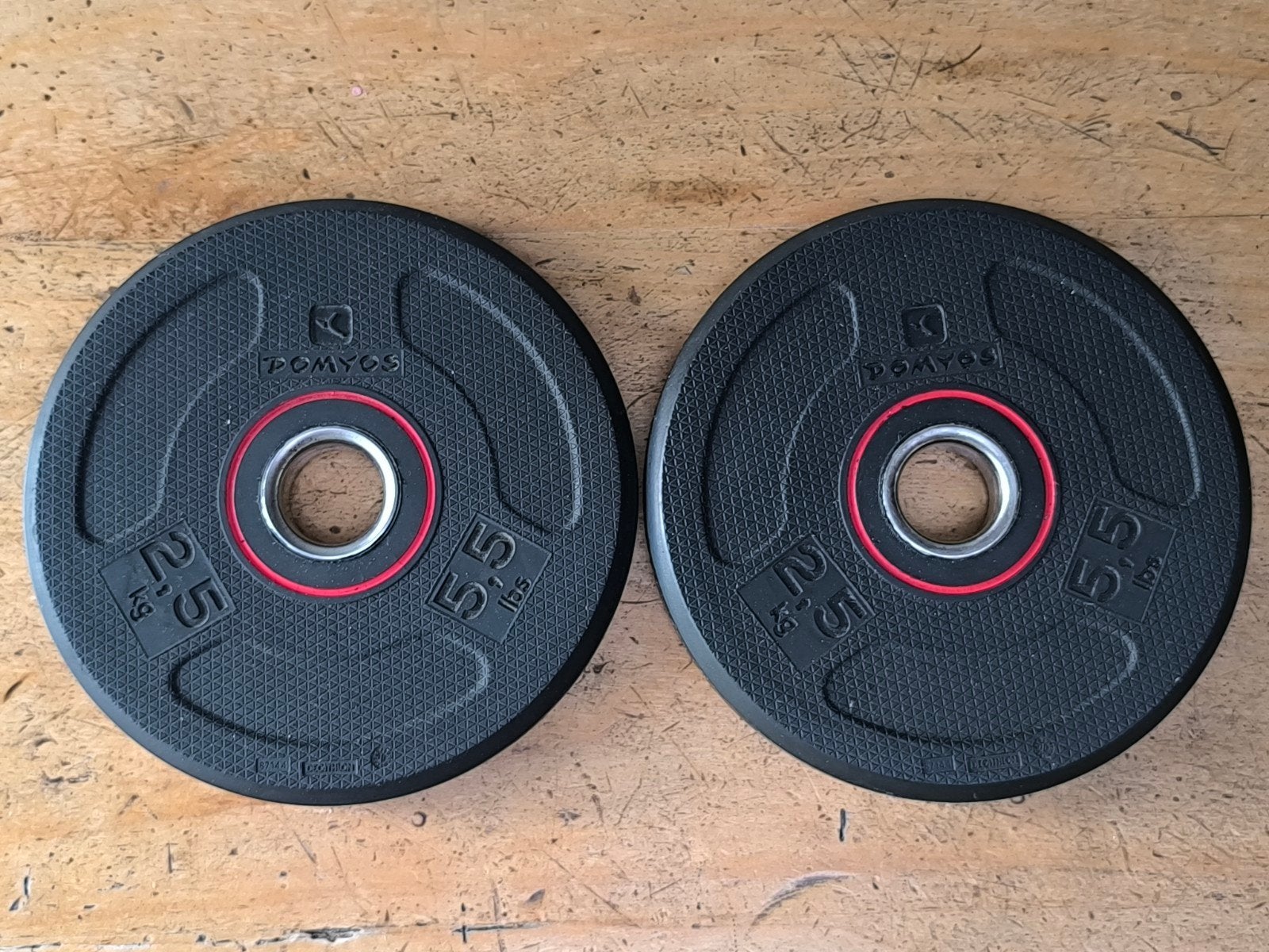 2 x 2,5kg Domyos plaques de musculation. 2,8cm., Enlèvement ou Envoi, Utilisé, Bras, Plaques d'haltères