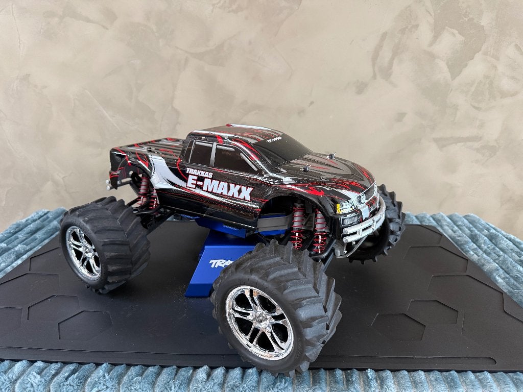 Traxxas E MAXX, Hobby en Vrije tijd, Auto offroad, Zo goed als nieuw, RTR (Ready to Run), Schaal 1:8