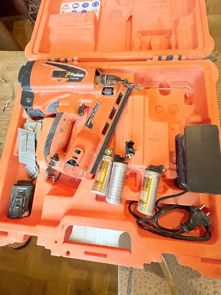 Paslode IM65A F16 Lithium + hoesje, Doe-het-zelf en Bouw, Gereedschap | Handgereedschap, Ophalen, Gebruikt, Tacker/nietmachine
