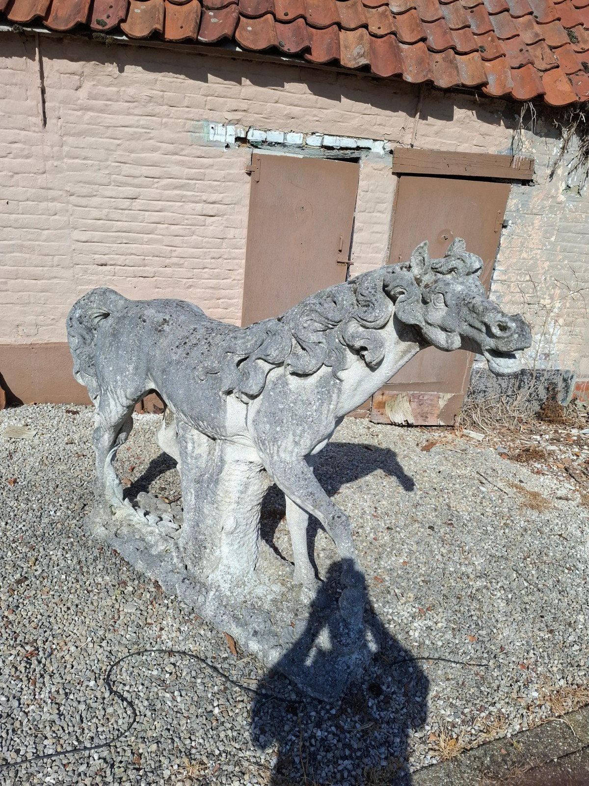 Groot beeld van een paard., Ophalen