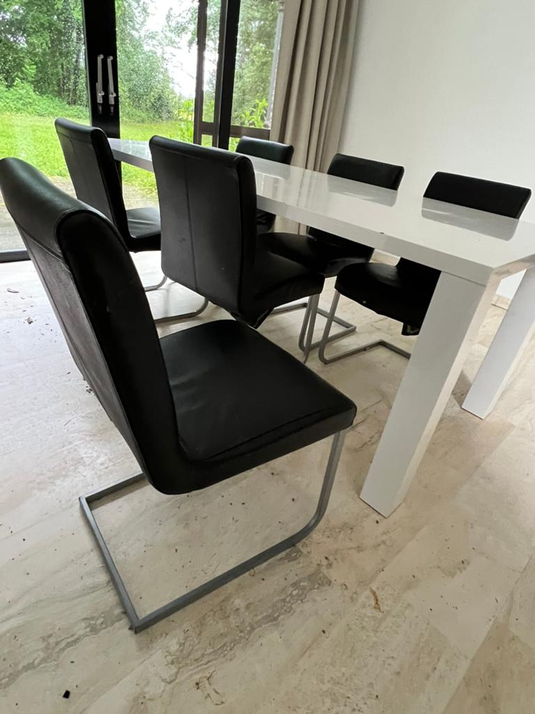 Table à manger blanche et 6 chaises., Modern / Eigentijds, Bois, Enlèvement, Blanc
