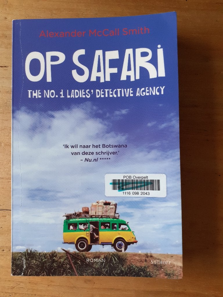 Boek ‘Op safari´ van Alexander McCall Smith, Boeken, Detectives, Gelezen, Ophalen of Verzenden