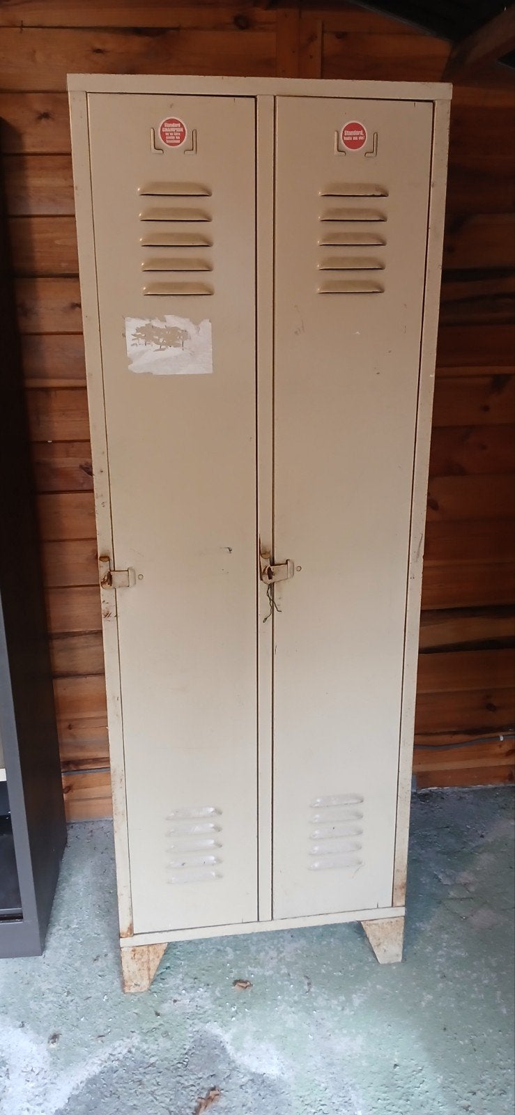 Armoire métallique, Enlèvement