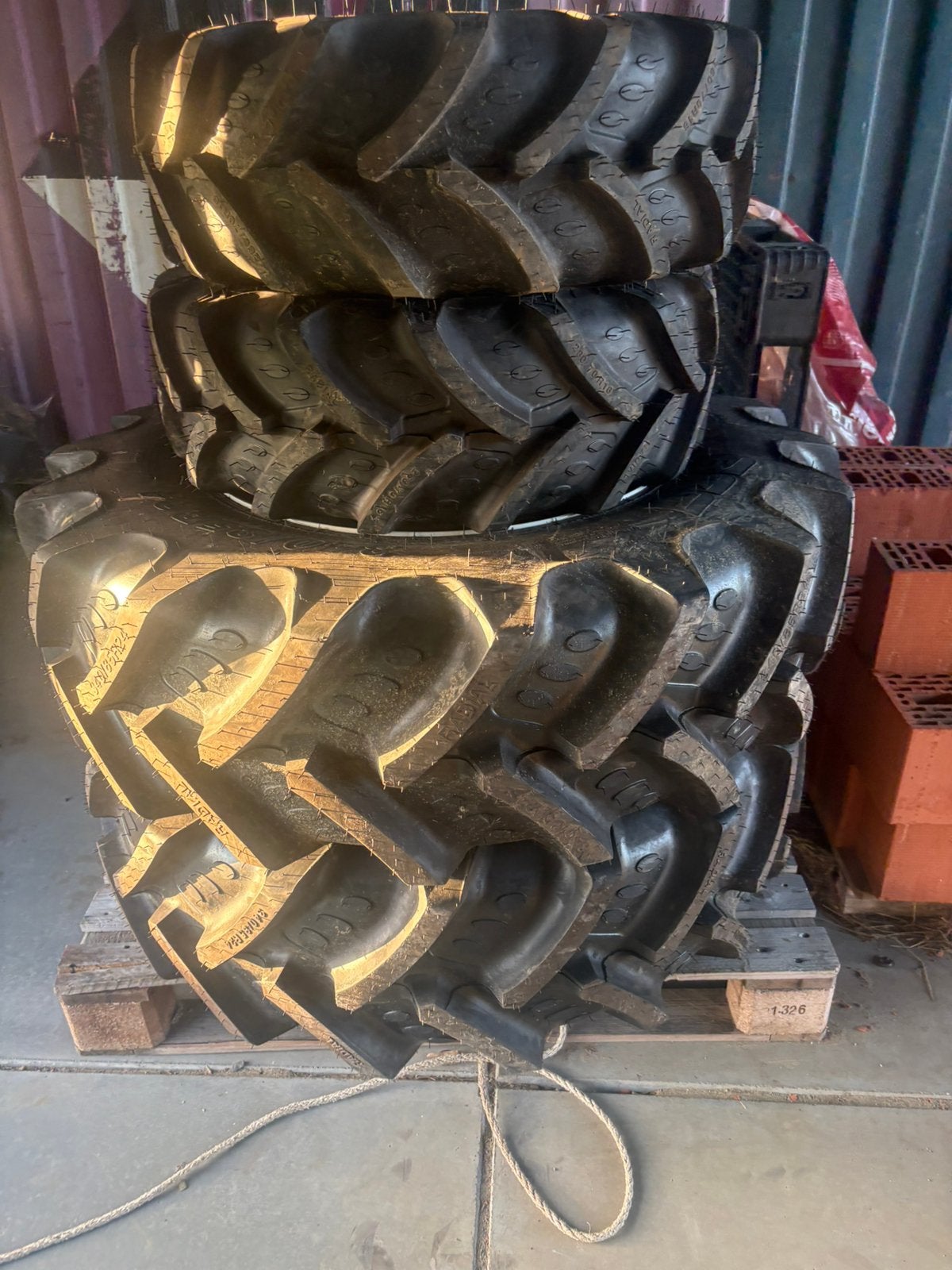 2x 340 85 R 24 en 2x 260 70 R 16 met velgen, Enlèvement