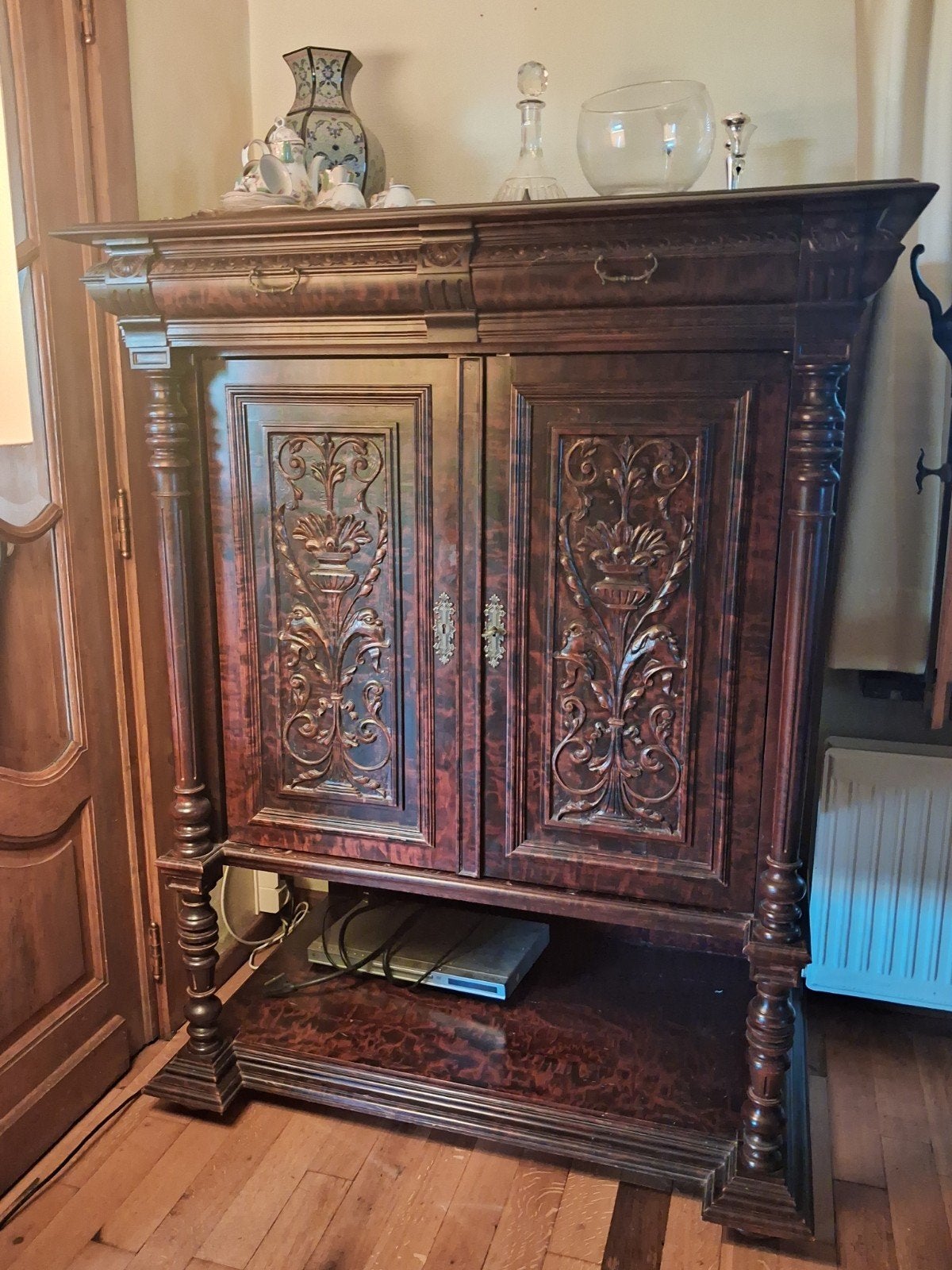 houten tv-kast / buffetkast met houtsnijwerk, Antiek en Kunst, Antiek | Meubels | Kasten, Ophalen
