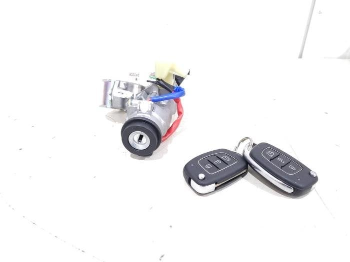 Serrure de contact + clé d'un Hyundai I20, -, 3 mois de garantie, Utilisé, Hyundai