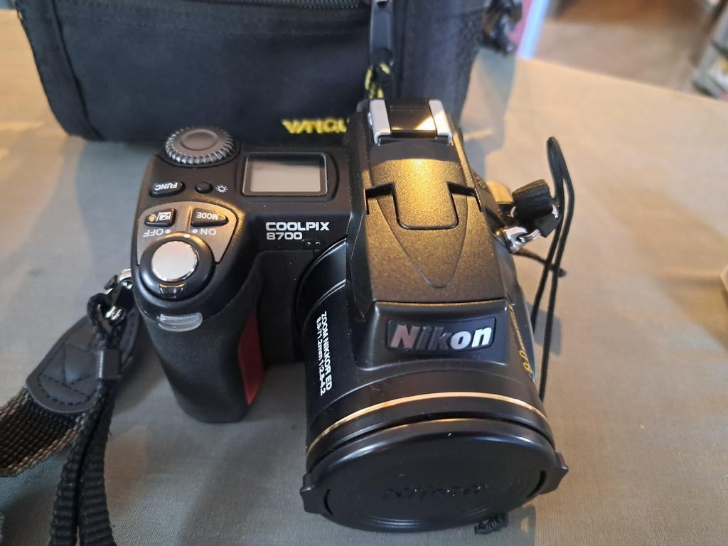 Nikon Coolpix 8700 camera met draagtas, Nikon
