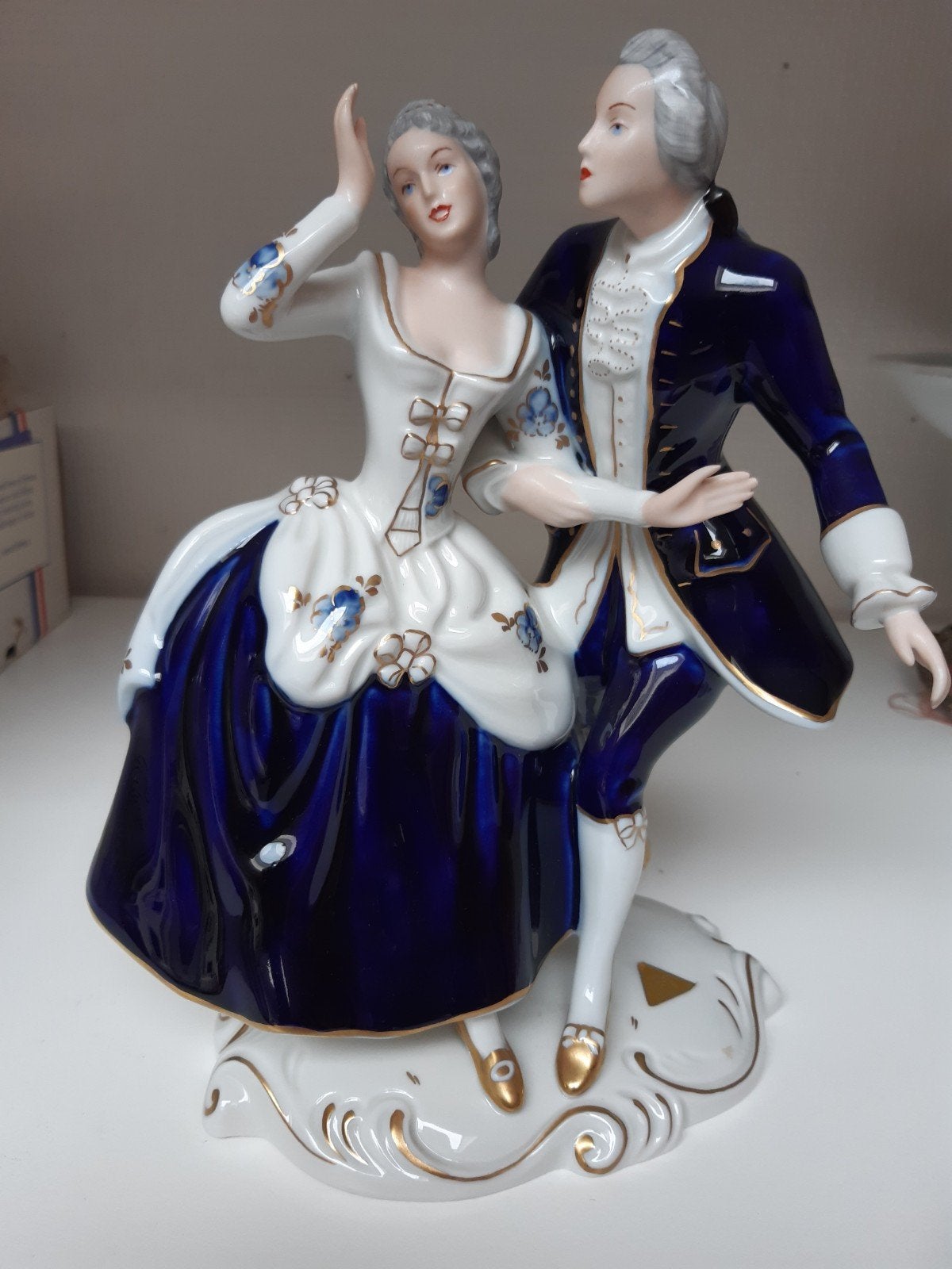 Royal Dux Bohemia hand painted porselein beeldje galant paar, Ophalen