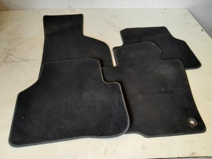 Kit tapis d'un Volkswagen Passat, Volkswagen, -, 3 mois de garantie, Utilisé