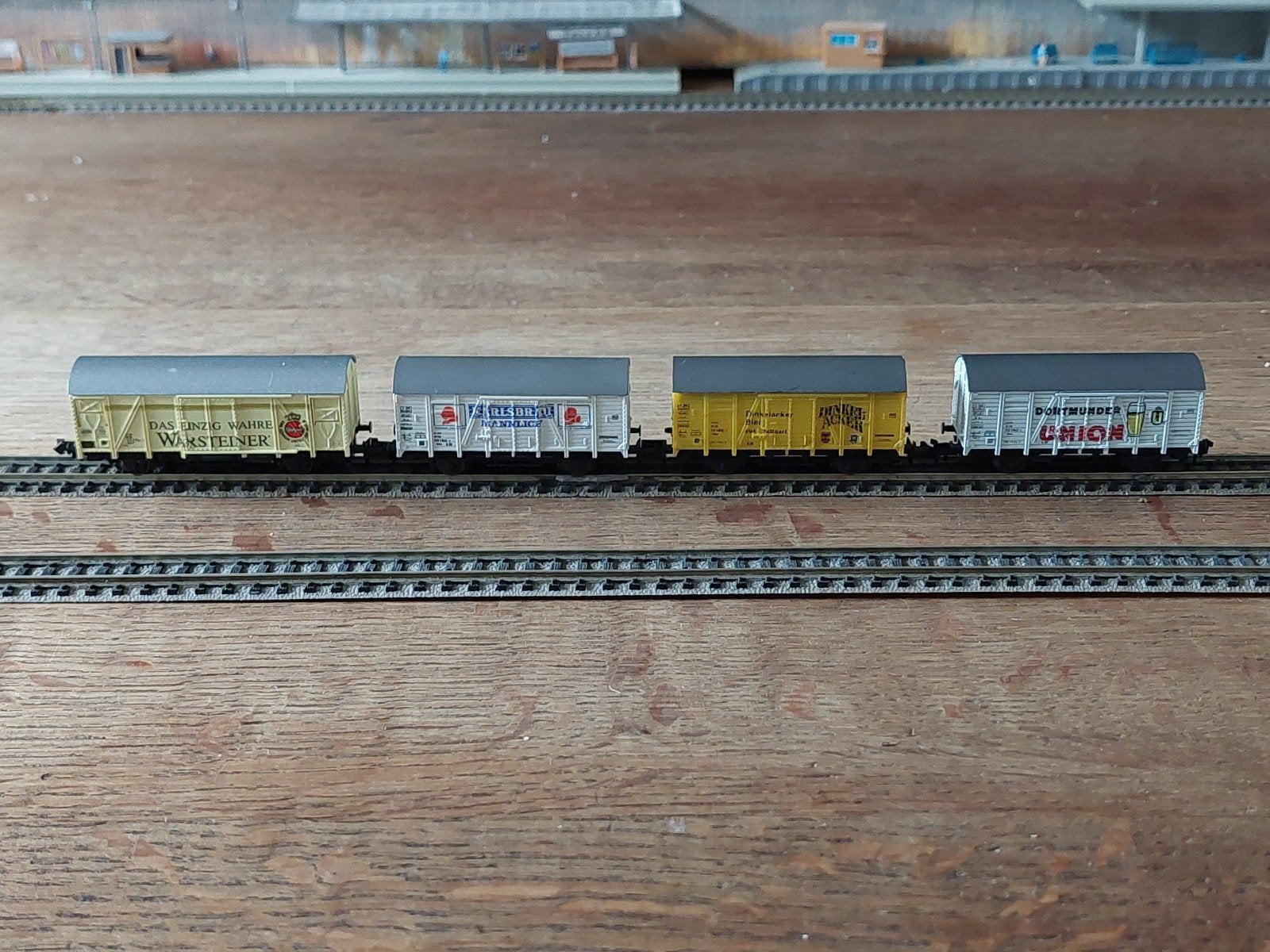 Roco N schaal set van 4 x bierwagens N schaal, Hobby en Vrije tijd, Modeltreinen | N-Spoor, Ophalen of Verzenden, Rails, Fleischmann