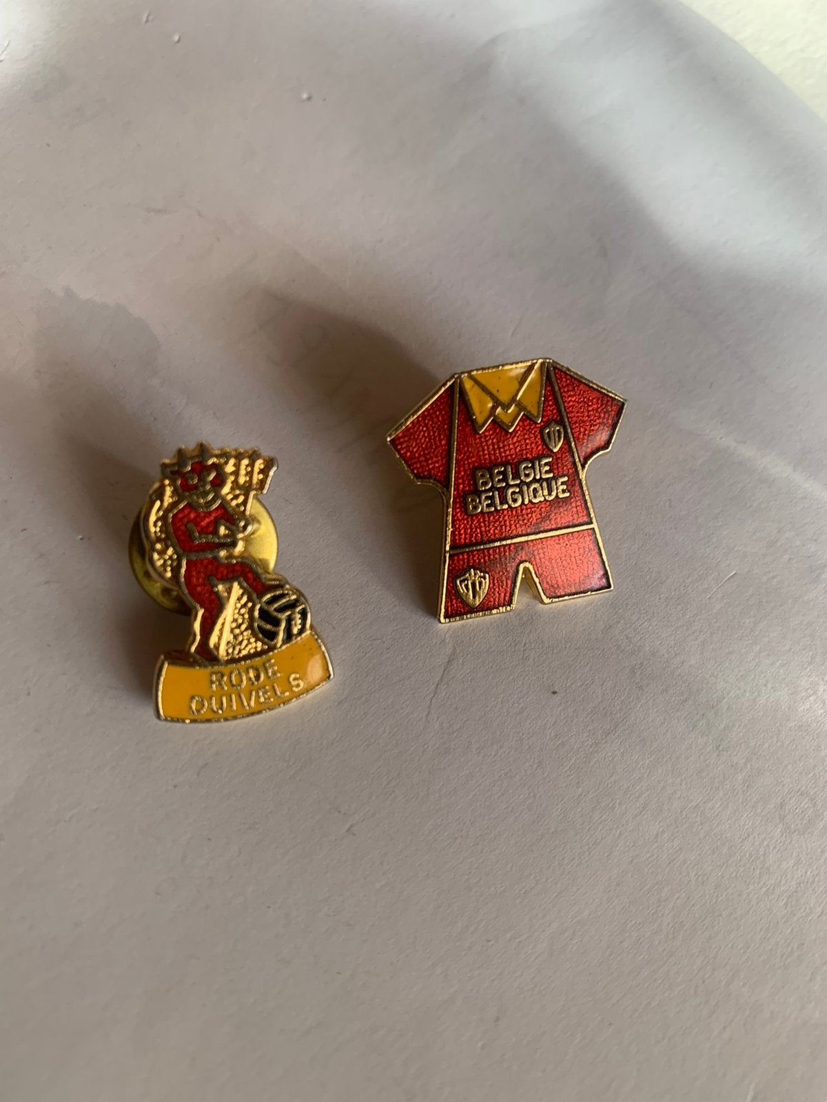 Lot van 2 retro pins van de Rode Duivels, Verzamelen, Ophalen of Verzenden, Zo goed als nieuw