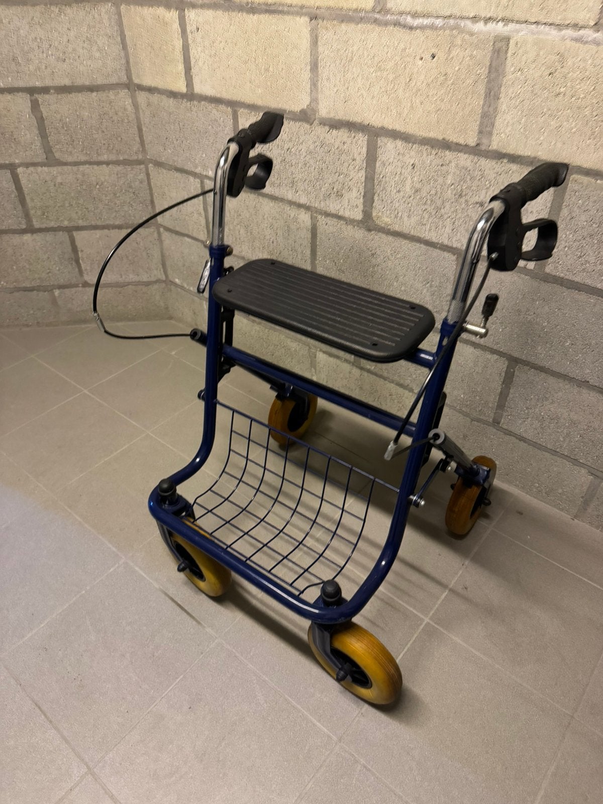 Rollator met zitje en mandje, Diversen, Rollators, Ophalen, Zo goed als nieuw