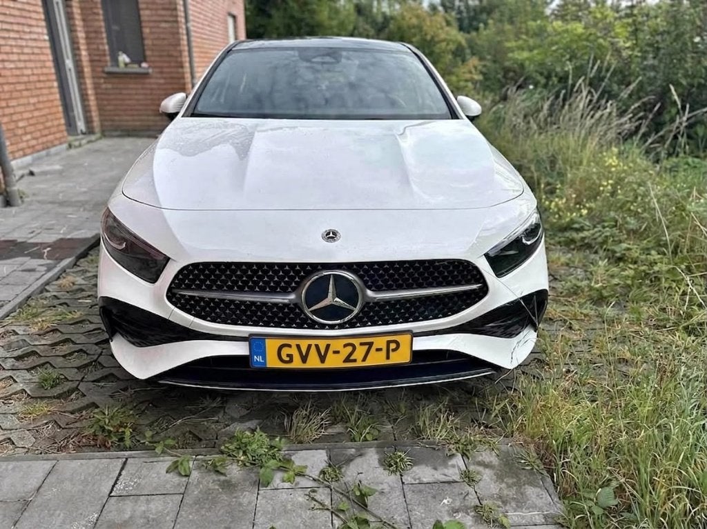 Mercedes A Klasse AMG Line Limousine met schade, 4 zetels, 4 cilinders, Leder en Stof, Wit