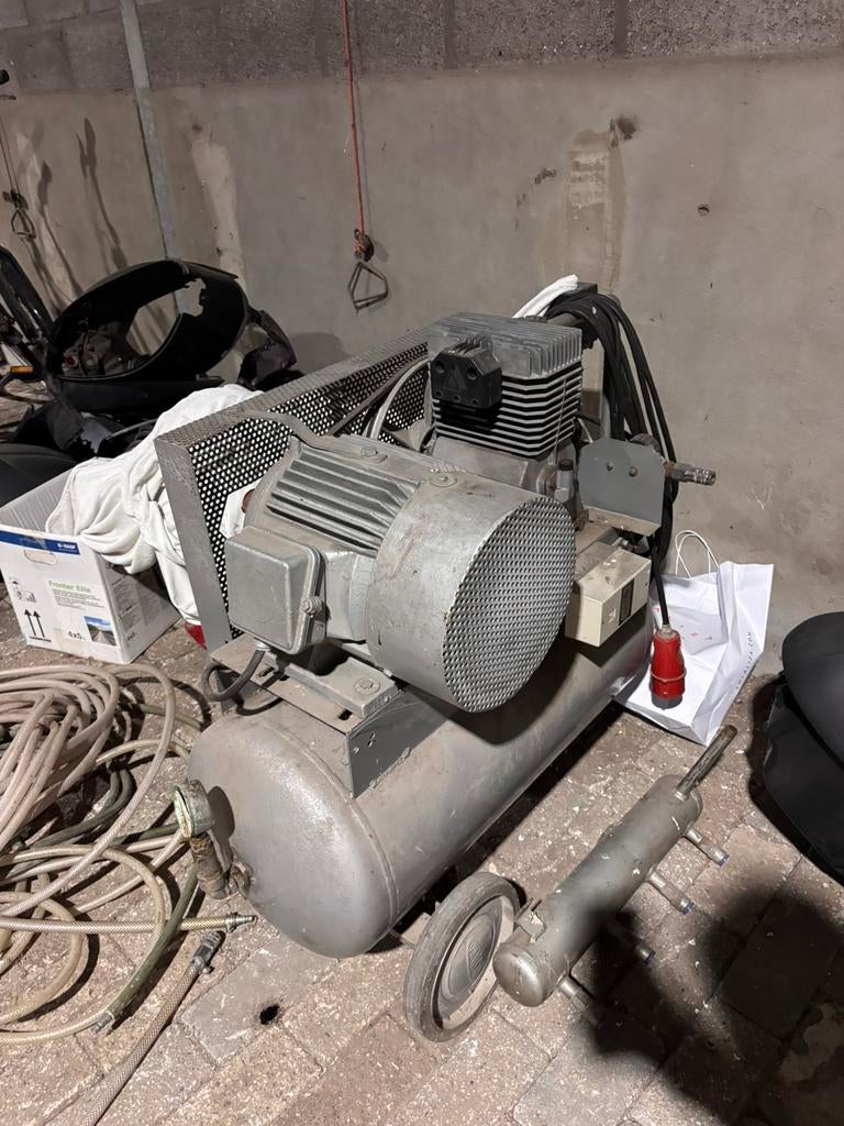 Compressor, Doe-het-zelf en Bouw, Compressors, Ophalen, Zo goed als nieuw