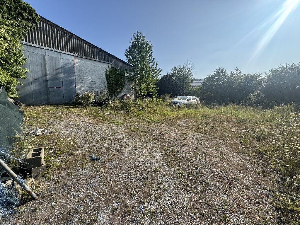 À LOUER – HANGAR 300 m² + TERRAIN/PARKING 350m2, Province de Hainaut