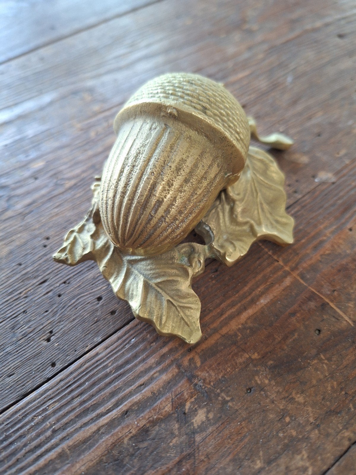 boîte à bijoux (puzderko) en forme de gland sur une feuille, Antiquités & Art, Enlèvement ou Envoi, Cuivre