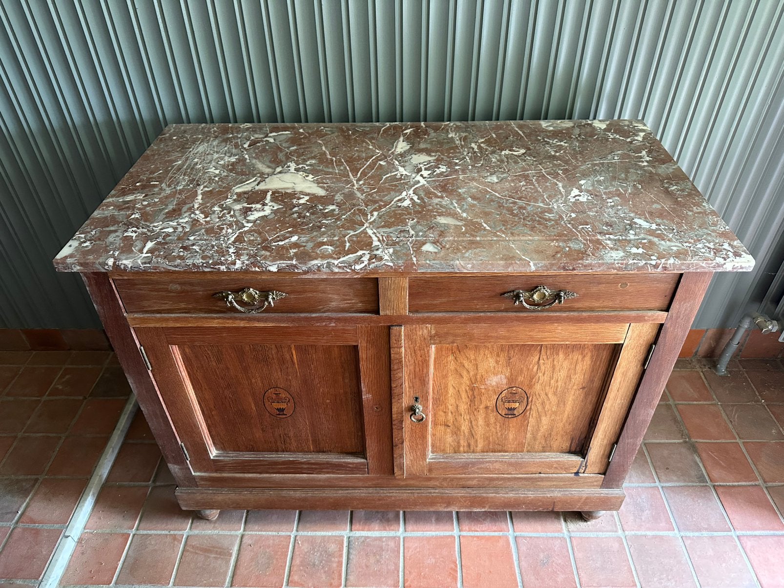 Vintage houten kast met authentiek marmeren blad, 100 à 150 cm, Enlèvement, Utilisé, Avec tiroir(s)