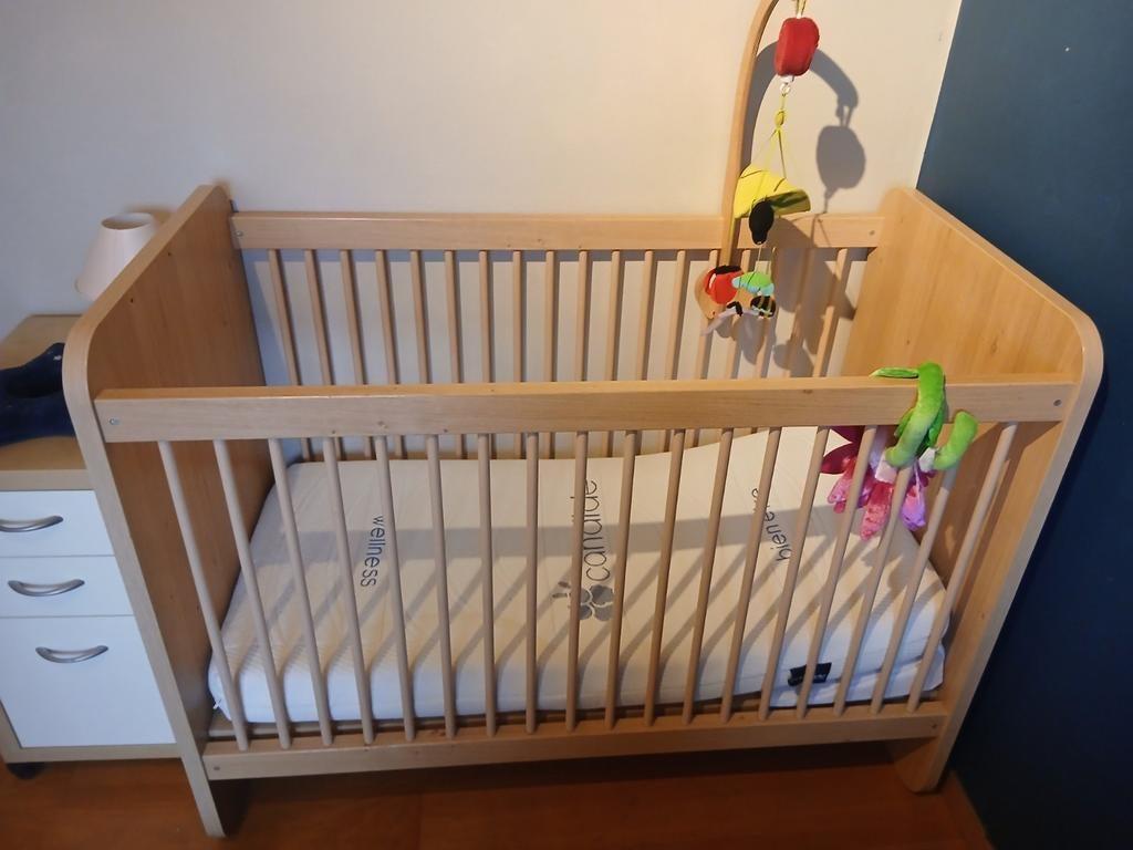 Houten bed voor baby/jonge kinderen, Kinderen en Baby's, Ophalen
