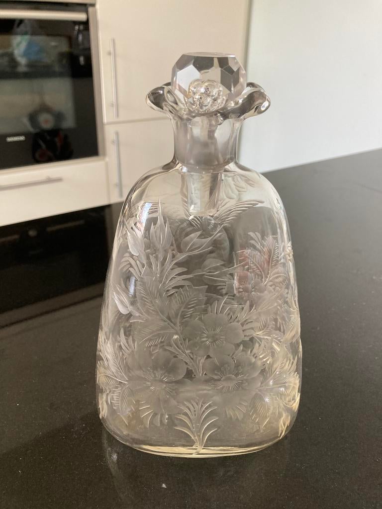 Antieke glazen karaf met snijwerk, Ophalen