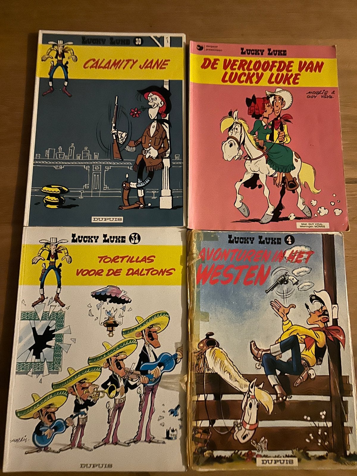 4 albums Lucky Luke - zie omschrijving, Meerdere stripboeken, Ophalen of Verzenden, Gelezen