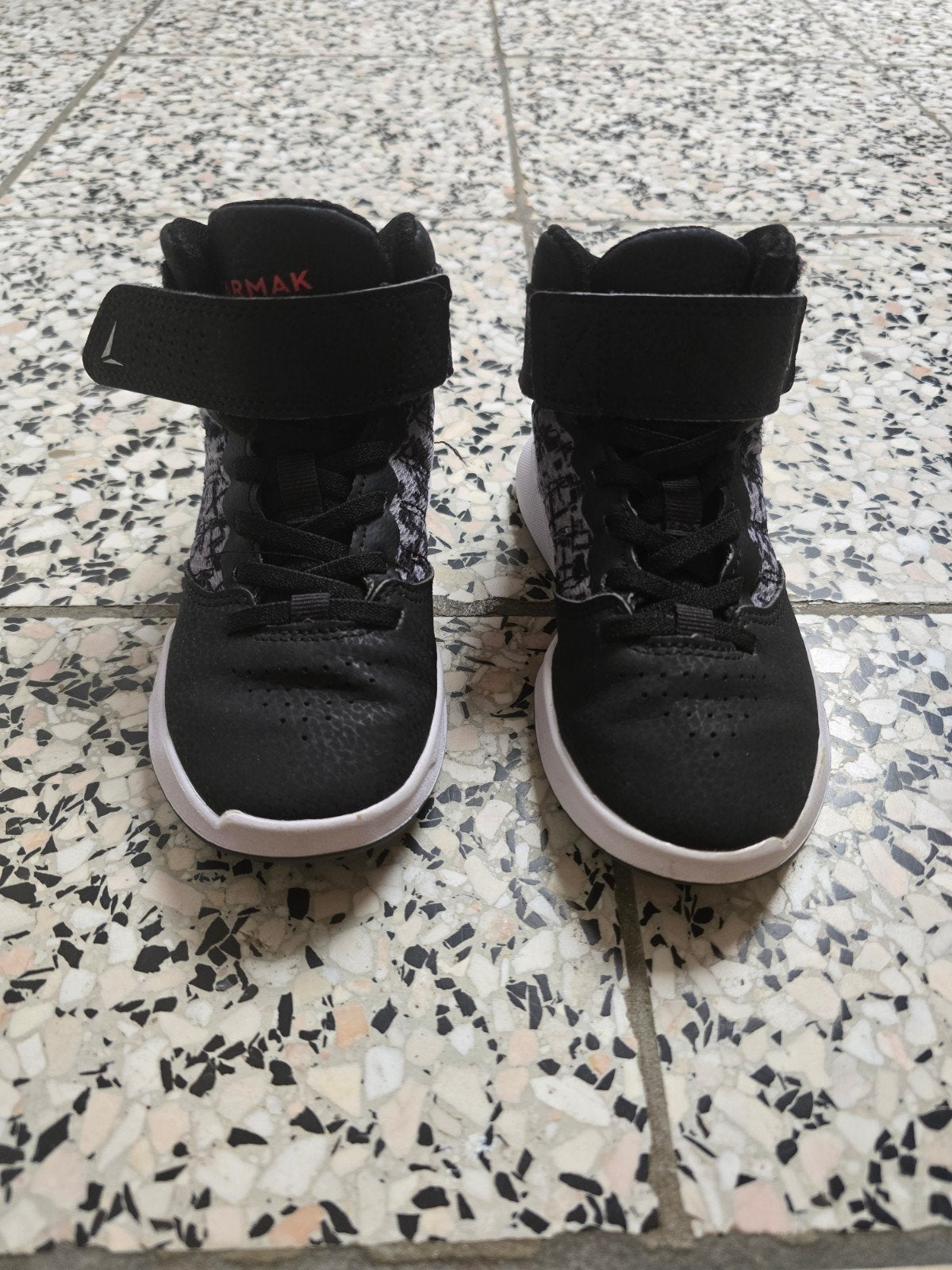 Chaussures pour basketball Tarmak taille 28, Garçon ou Fille, Enlèvement ou Envoi, Comme neuf, Tarmak