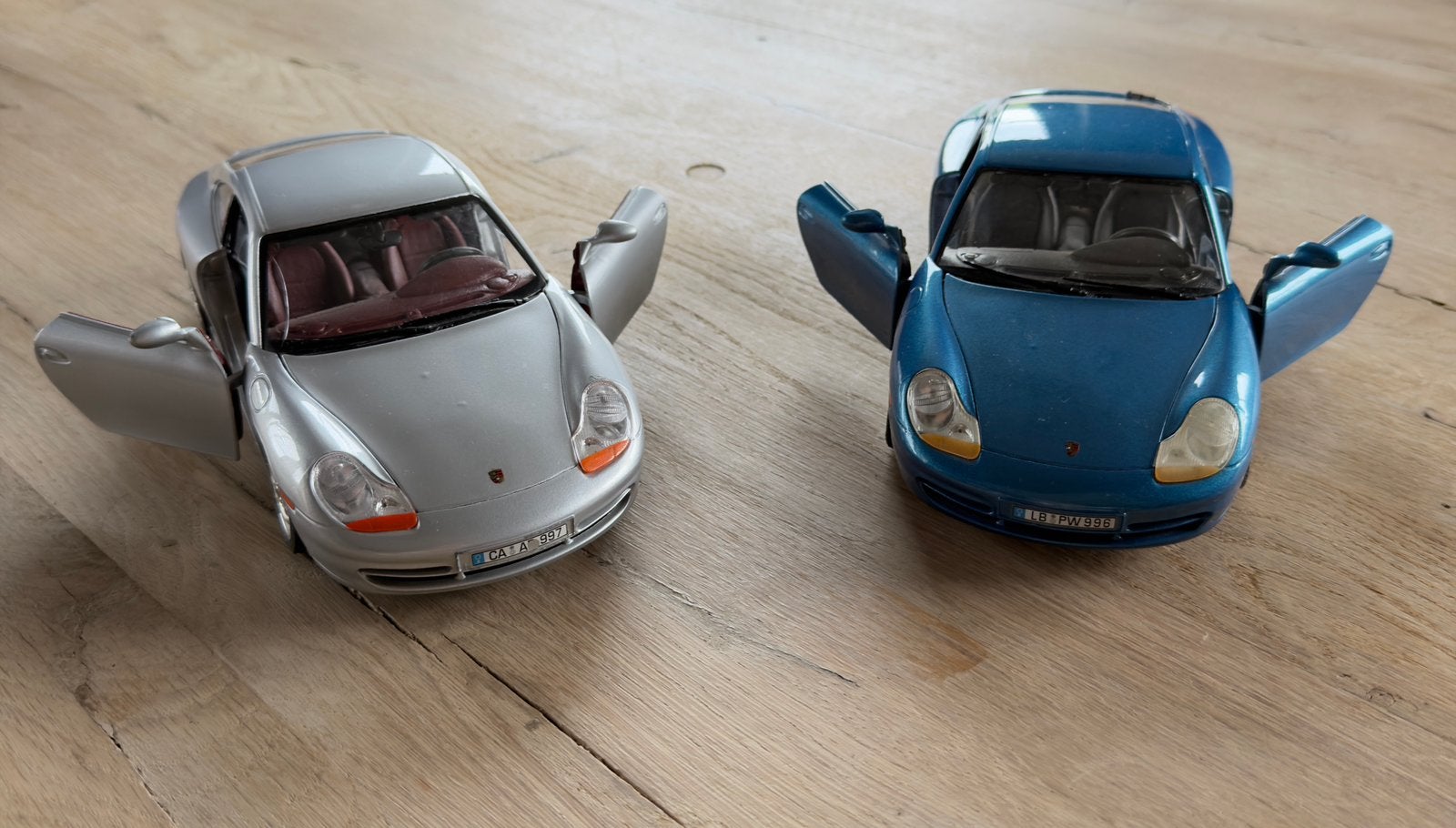 2x Bburago Porsche 911 Carrera 1:18 – Made in Italy, Ophalen of Verzenden, Zo goed als nieuw, Auto, Burago
