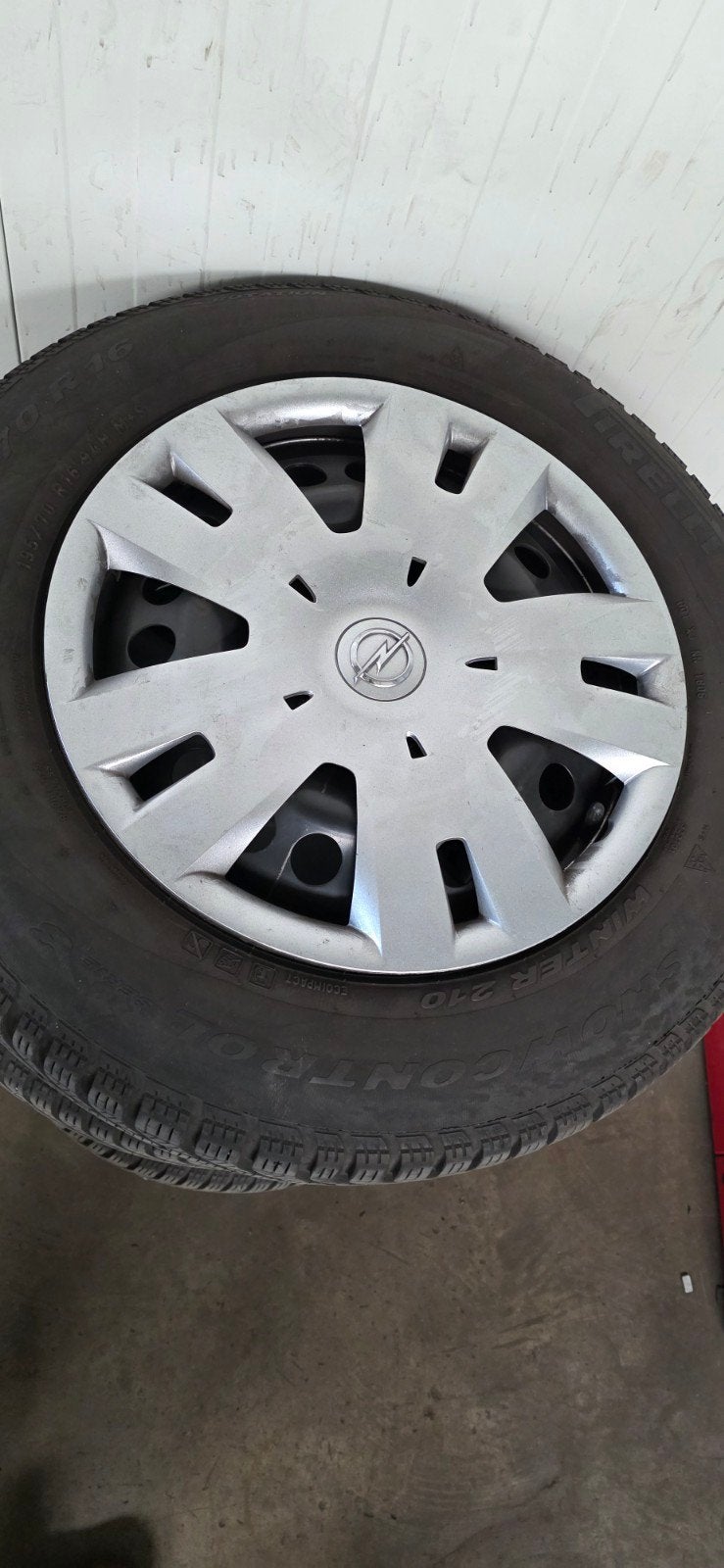 winter banden op velg 195/70R16 94H 6mm proper merk Pirelli, Auto-onderdelen, Ophalen, Band(en)