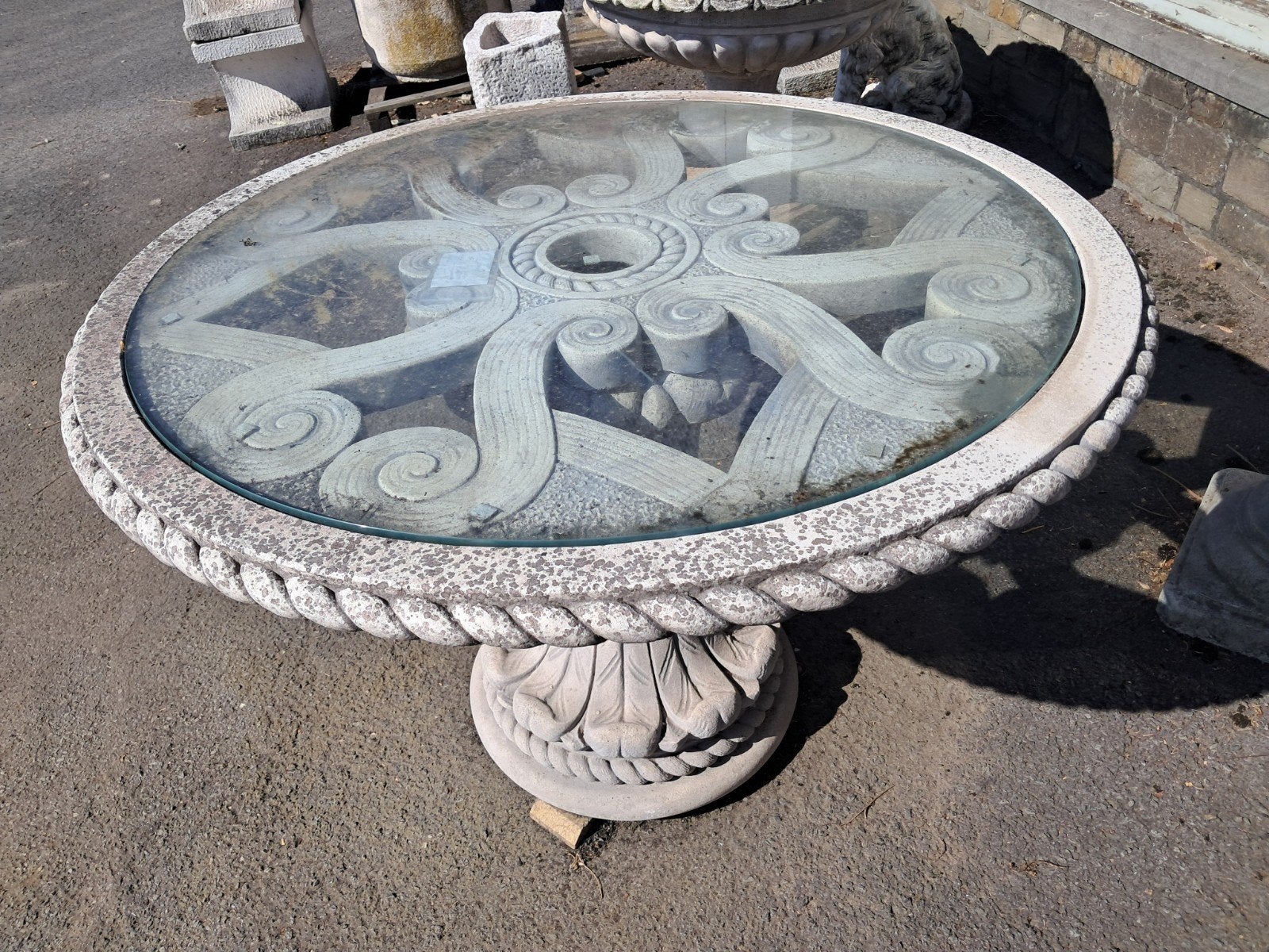 mooie stenen tuintafel met gehard glazen blad, Enlèvement, Neuf, Rond, Autres matériaux