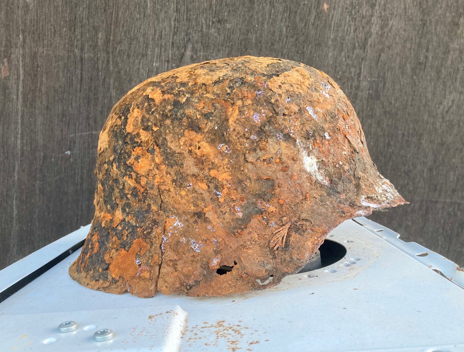 Découverte d'un casque en Allemagne, Collections, Enlèvement