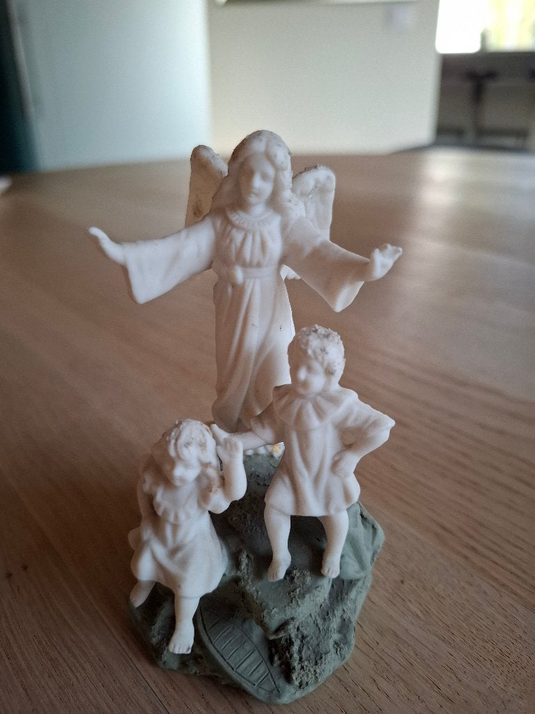 Beeldje van een beschermengel en 2 kindjes in biscuit, Enlèvement, Comme neuf, Religion