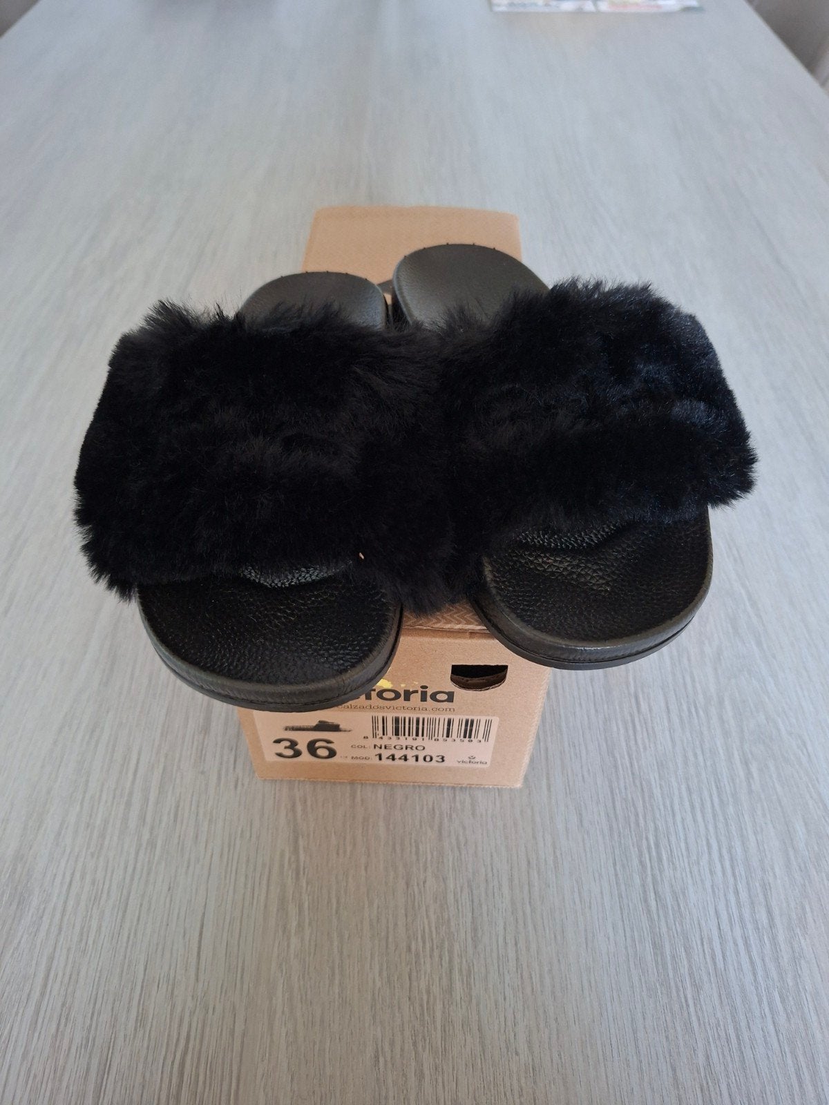 Zwarte fluffy slippers Victoria 36 ( nieuwstaat ), Kinderen en Baby's, Kinderkleding | Schoenen en Sokken, Meisje, Overige typen