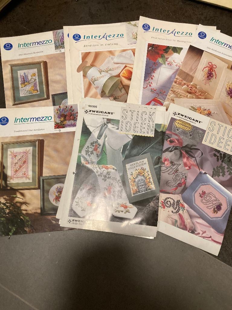 boek 	Lintjesborduren zweigart intermezzo 7 folders = 5 euro, Hobby en Vrije tijd, Verzenden, Nieuw