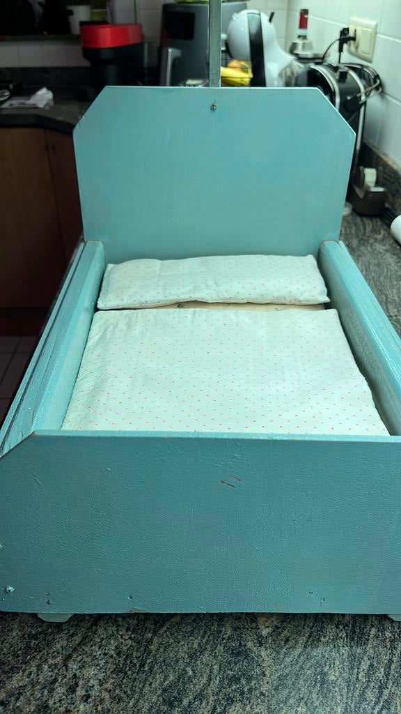 Lit de poupée fait main, Enlèvement, Utilisé