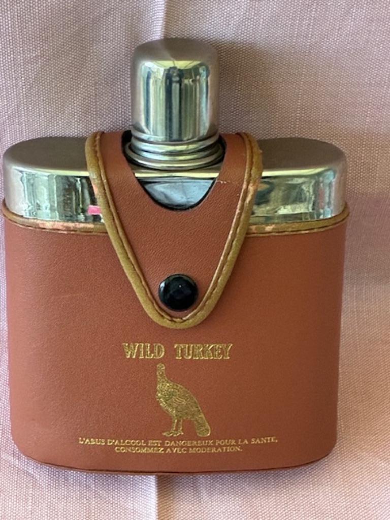 Drankflesje Wild Turkey in bruin hoesje, Antiek en Kunst, Curiosa en Brocante, Ophalen of Verzenden