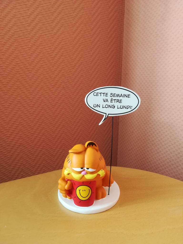 GARFIELD met bord slogan ' ... un long lundi', Ophalen of Verzenden, Zo goed als nieuw, Dier