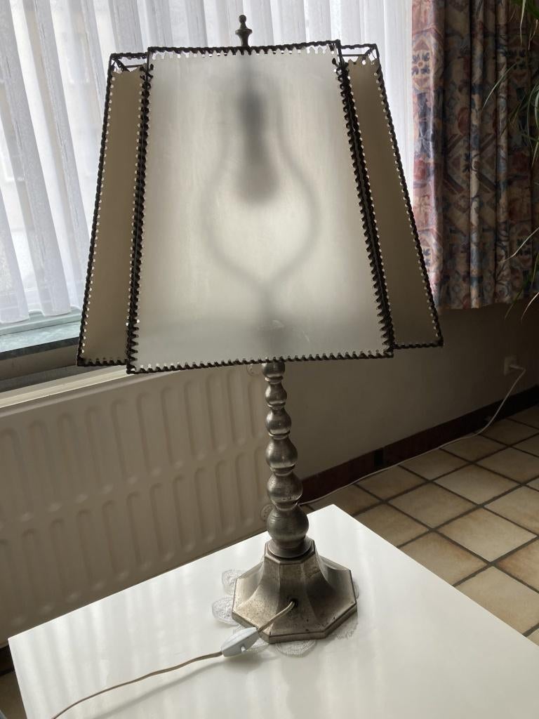 Staanlamp met kap in varkensblaas en voet in tin, Enlèvement