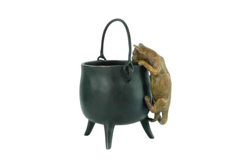 Een Bronzen Beeld Van Een Kat Die In Een Pot Klimt, Antiek en Kunst, Verzenden, Brons