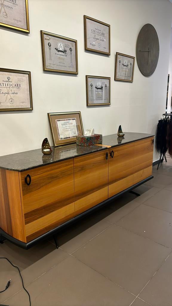 Vol houten Dressoir met marmeren blad 600 euro, Huis en Inrichting, Kasten | Dressoirs, Ophalen, Zo goed als nieuw