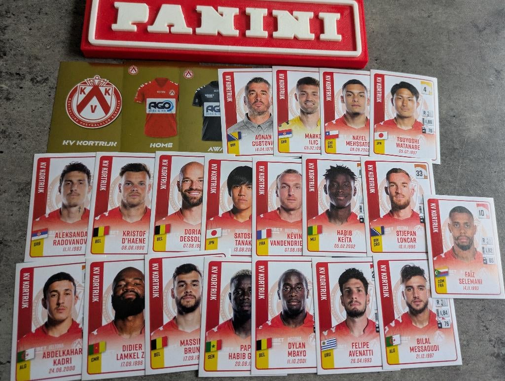 Panini FOOTBALL 2022/23 22 STICKERS KVK KORTRIJK   VOETBAL, Hobby en Vrije tijd, Stickers en Plaatjes, Nieuw, Ophalen of Verzenden