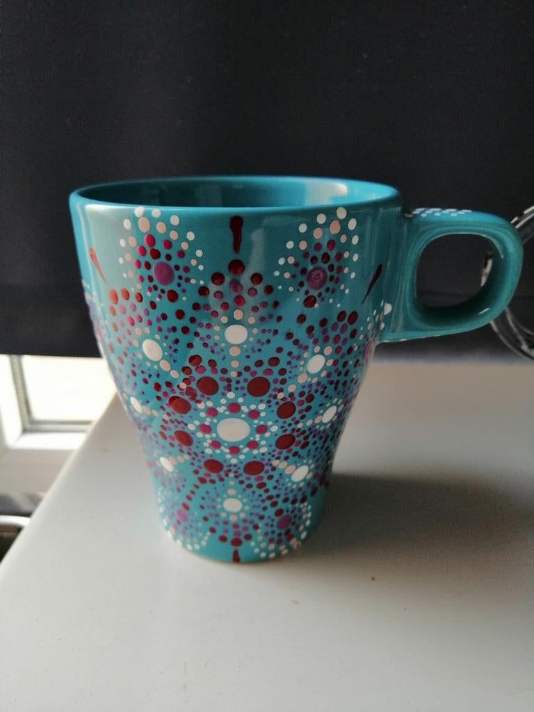 Mug en porcelaine décoré à la main, Maison & Meubles, Enlèvement ou Envoi, Comme neuf, Porcelaine
