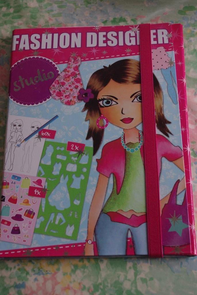 Boek: Fashion Designs, Ophalen of Verzenden, Zo goed als nieuw, Papier, Schets- of Tekenboek
