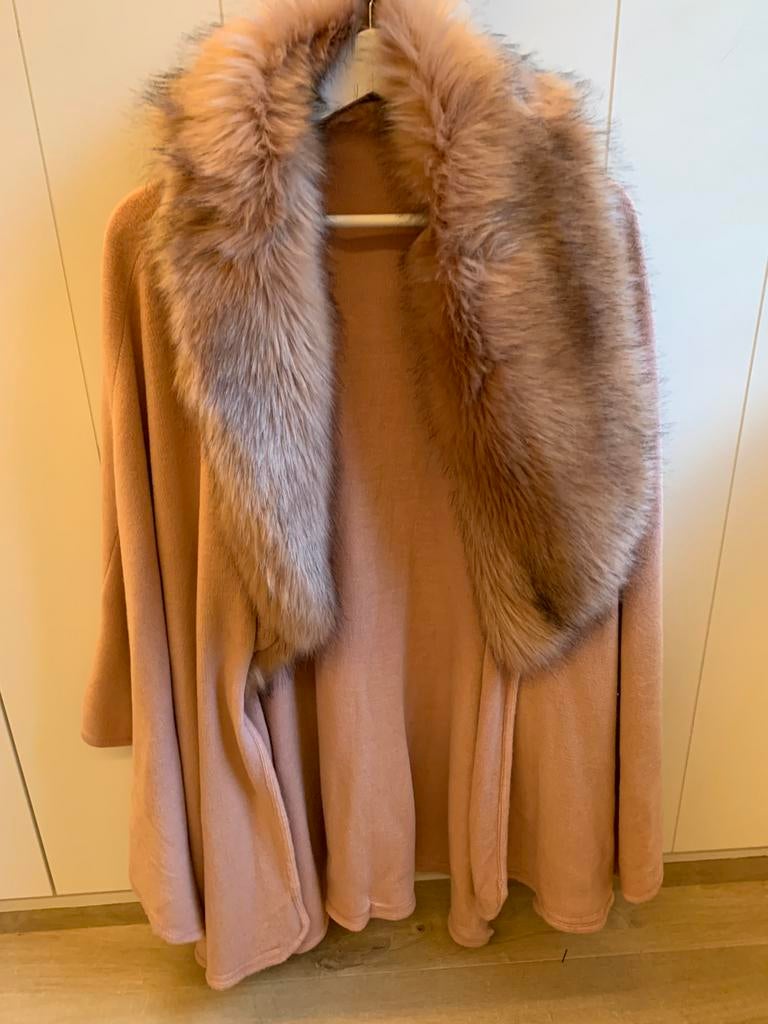 Roze gebreide poncho met pelsen kraag one size, Enlèvement ou Envoi, Neuf