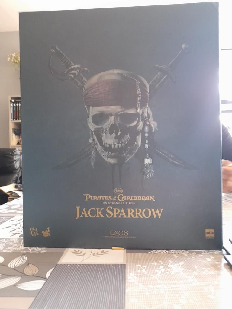 Hot toys jack sparrow, Ophalen of Verzenden, Zo goed als nieuw, Actiefiguur of Pop